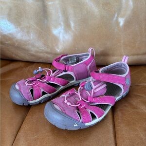 Keen Kids Girl Size 4 Pink Closed-Toe Sandals School Outdoor Summer Sport Beach